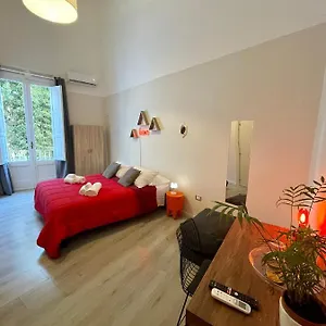 4-balconi-paladini-rooms.lecce-hotels.com/